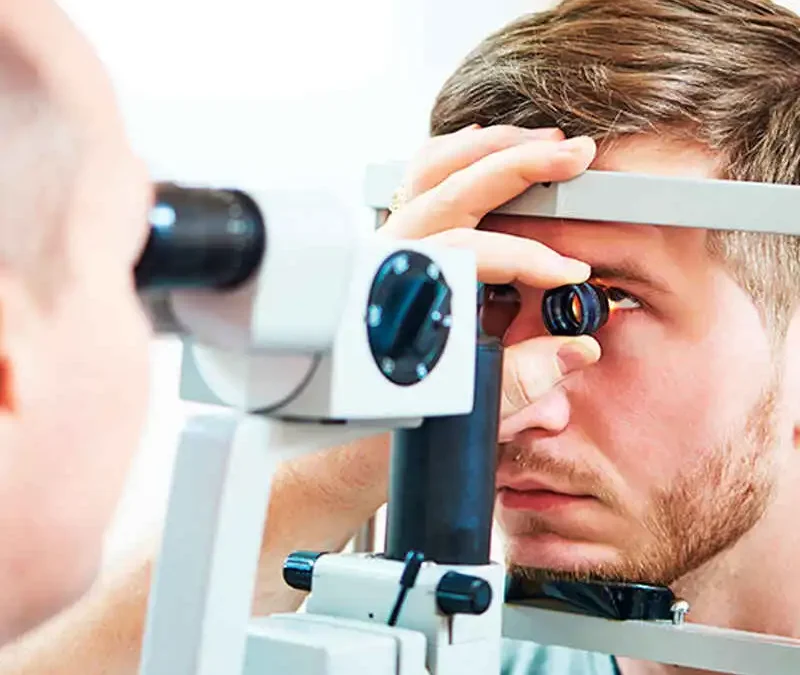 ¿Qué test se realiza en un examen de optómetra funcional?