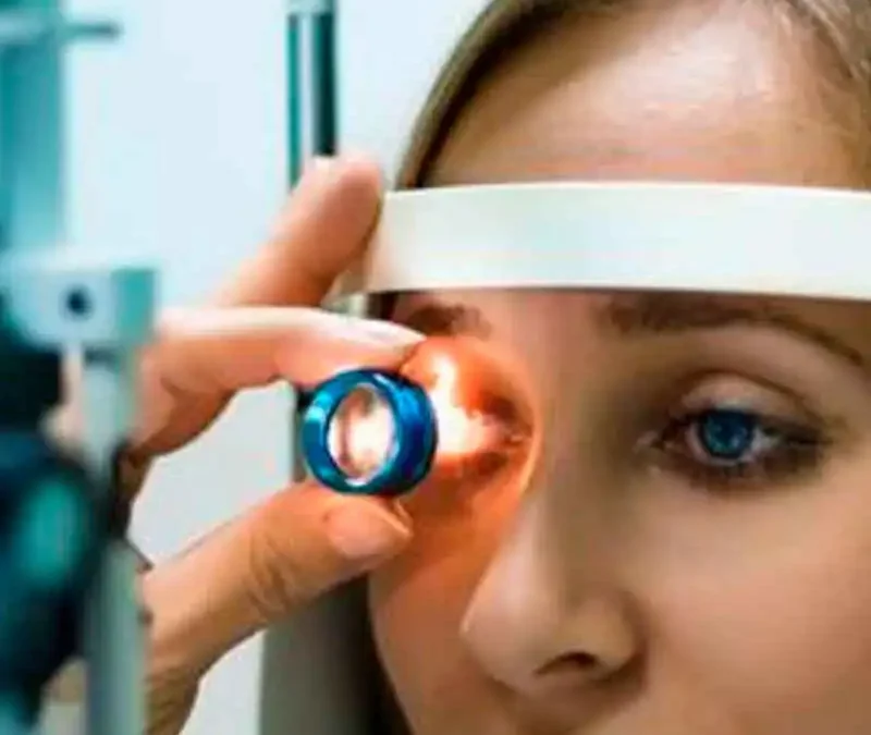 ¿Que Hace Un Retinólogo?